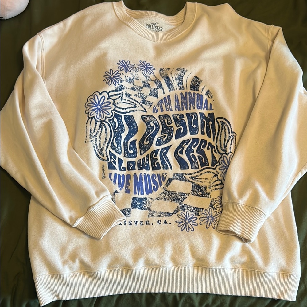 Hollister Cream and Blue Graphic Crewneck Sweater